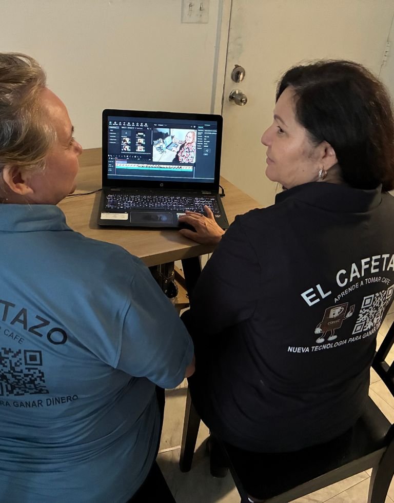Persona aprendiendo herramientas digitales con El Cafetazo
